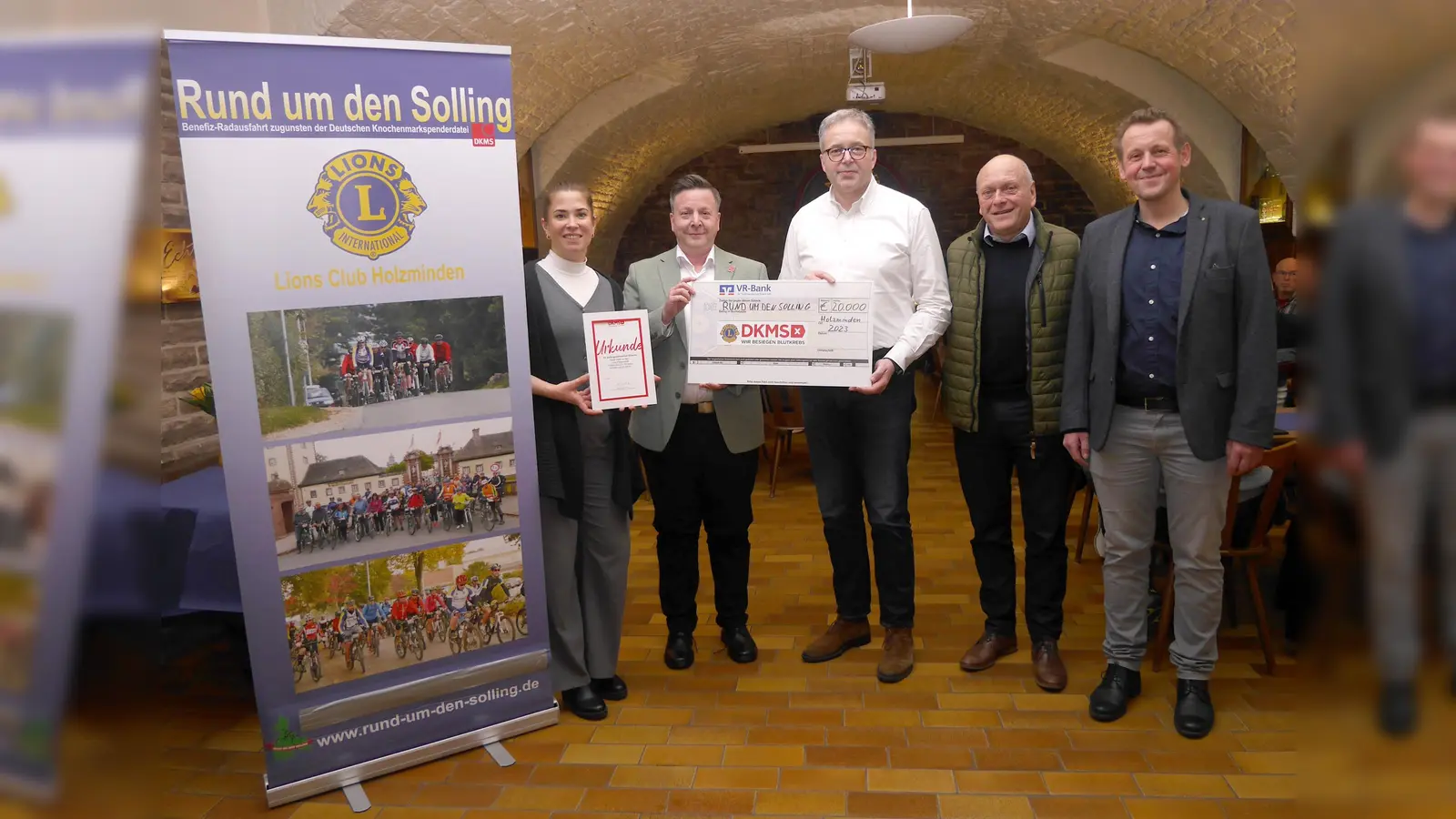 Die stolze Spendensumme von 20.000 Euro konnten (v.l.) Gianna Rodriguez und Ralf Peters von der DKMS bei der Helferparty von Joachim Ruthe, Bernd Wiesendorf und Hendryk-Torben Heise vom Lions Club Holzminden entgegennehmen. (Foto: Schwannecke/KSB Holzminden)