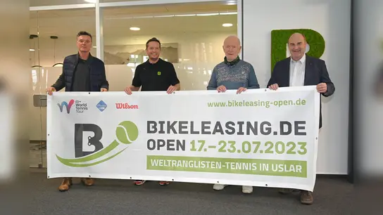 Freuen sich auf die Premiere des ITF World Tennis Tour-Event „Bikeleasing.de-Open“ in Uslar (v.l.): Andreas Ahlborn (Turnierdirektor und 1. Vorsitzender Uslarer TC), Bastian Krause (Geschäftsführer Titelsponsor Bikeleasing.de), Wilhelm Holz (Organisationsleiter) und Torsten Bauer (Bürgermeister Stadt Uslar). (Foto: Glenn Röber)
