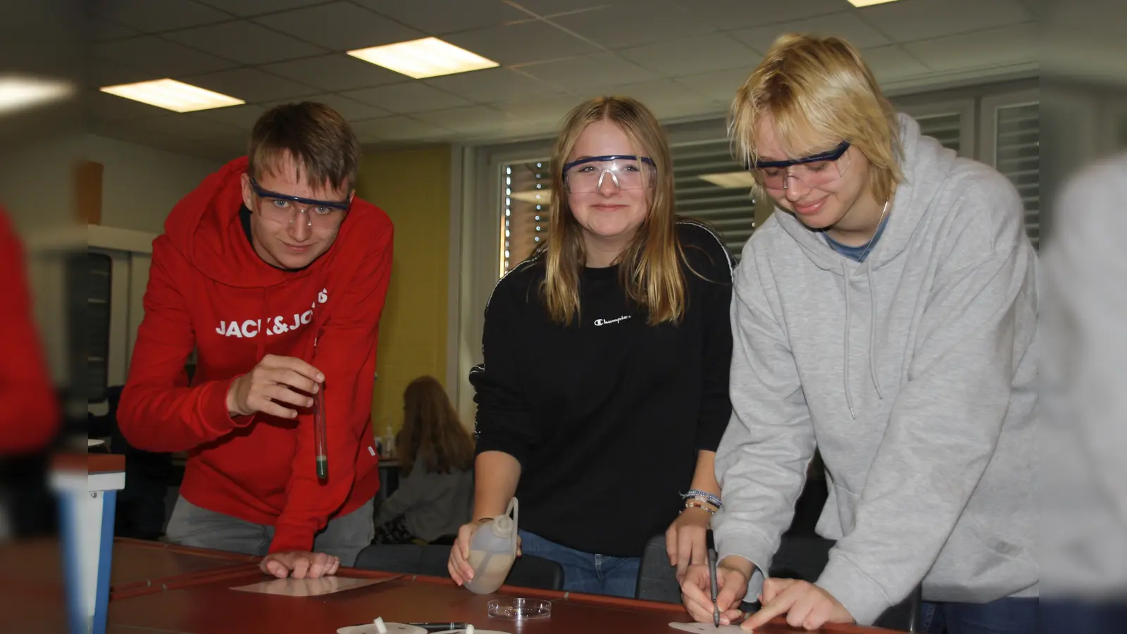 Lasse Schäfer, Emilia Steinhoff und Lara Böttcher, die im Fachbereich Chemie unterstützten.  (Foto: HGS Grebenstein)