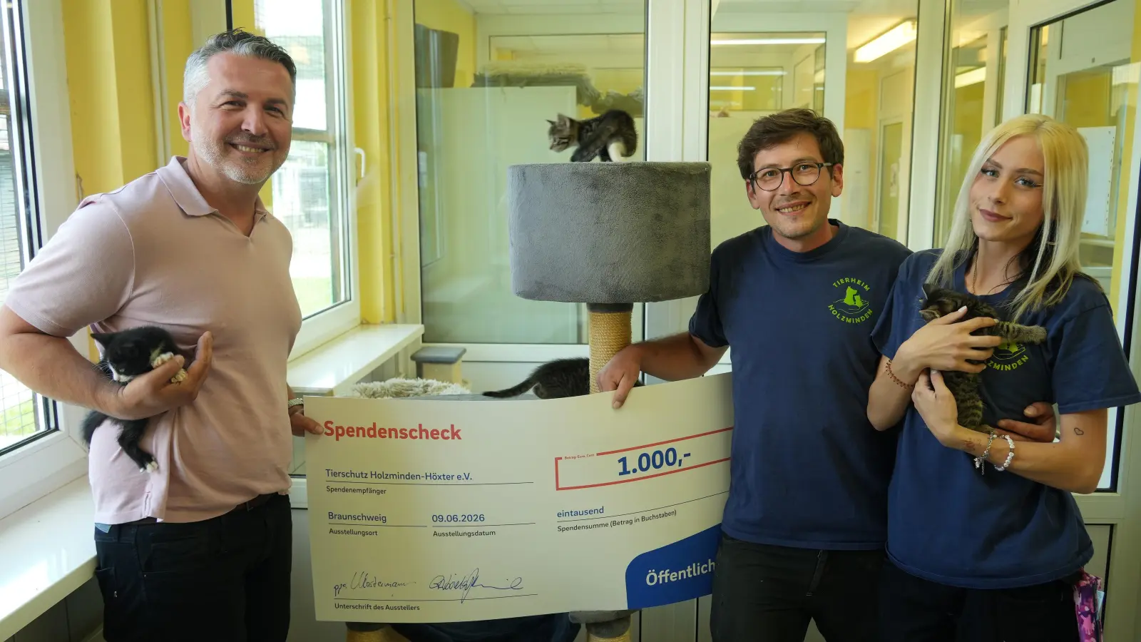 Murat Muratovic (links) von der Öffentlichen in Holzminden und Eschershausen übergibt die Spende für das Tierheim Holzminden an Leiter Julian Kusak und Tierpflegerin Sophie Lange. (Foto: André Winkelhagen)