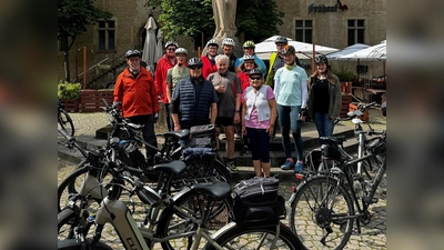 Stefanie Hüser-Dierkes, die Klimaschutzbeauftragte der Hansestadt Warburg (rechts im Bild), freut sich auf einen sportlichen Start in die Stadtradeln-Saison 2025 mit vielen ambitionierten Radlerinnen und Radlern. (Foto: Hansestadt Warburg)