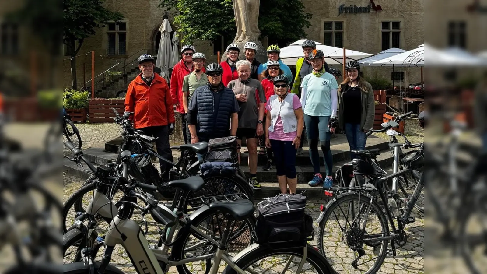 Stefanie Hüser-Dierkes, die Klimaschutzbeauftragte der Hansestadt Warburg (rechts im Bild), freut sich auf einen sportlichen Start in die Stadtradeln-Saison 2025 mit vielen ambitionierten Radlerinnen und Radlern. (Foto: Hansestadt Warburg)