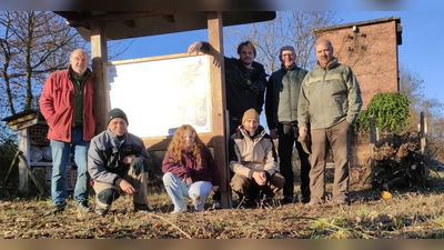 Das fleißige Team nimmt Aufstellung an der Tafel. (Foto: privat)