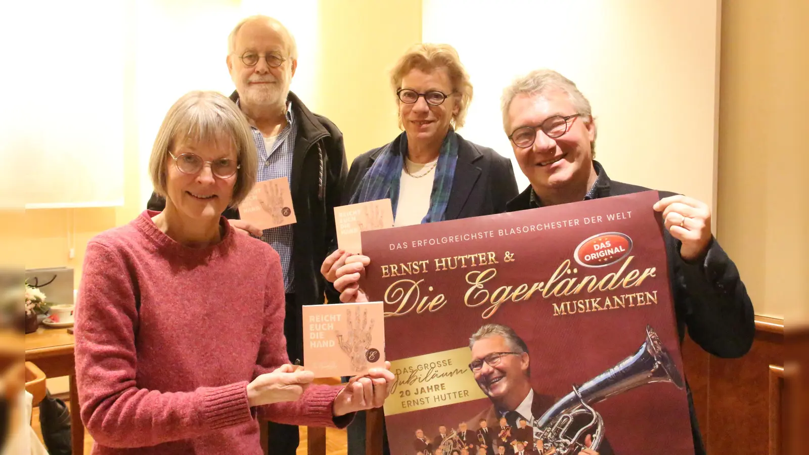 Kulturgemeinschaftsvertreter Ute Pannewitz, Karl-Günter Marquardt und Ilse Marquardt mit Orchesterchef Ernst Hutter, der am Samstag, 25. März mit seinen Egerländer-Musikanten nach Beverungen kommt. (Foto:  © Kulturgemeinschaft)
