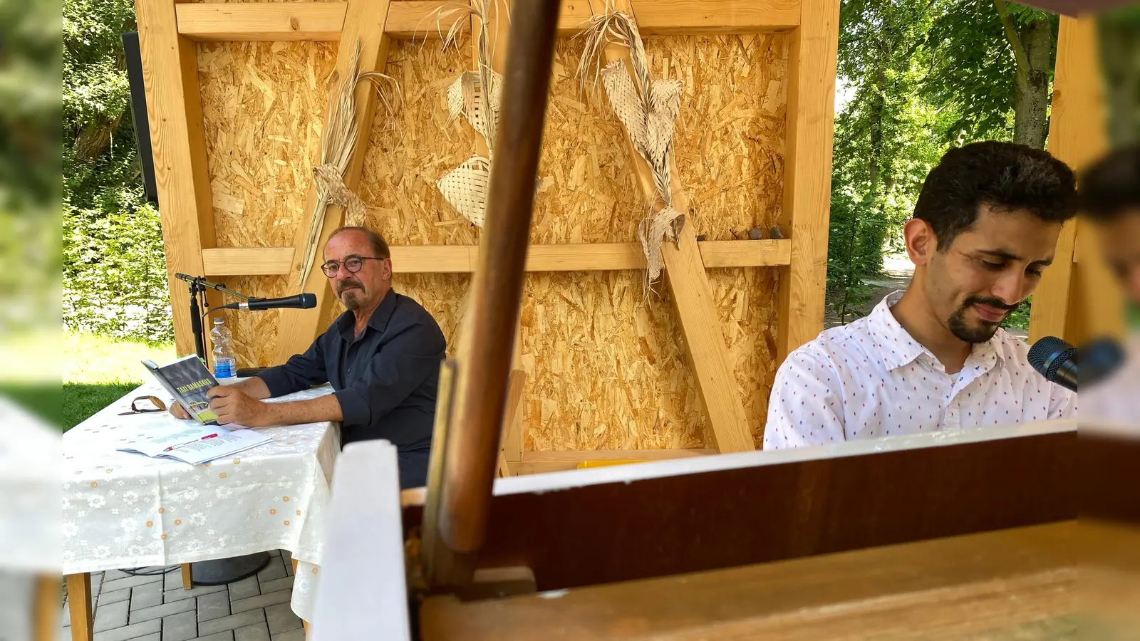 Die beiden Künstler bei ihrer „Lyrisch-musikalischen Reise“ im Schöpfungsgarten am 25. Juni. (Foto: Kurt-Rainer Daubach)