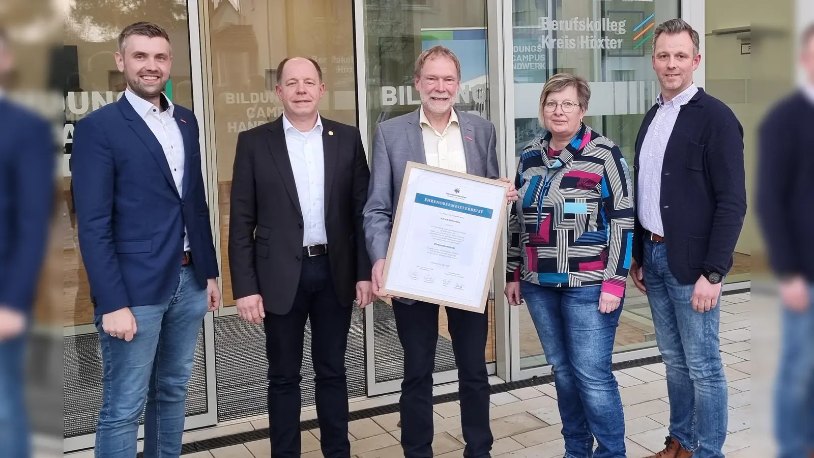V.l.: Dominik Rüther (Geschäftsführer Kreishandwerkerschaft Höxter-Warburg), Heiko Hartmann (Obermeister der Maler- und Lackierer-Innung Holzminden), Alfred Gemmeke (scheidender Obermeister der Maler- und Lackierer-Innung Höxter-Warburg), Marion Eigener (stv. Obermeisterin der Maler- und Lackierer-Innung Holzminden) sowie Bernd Plückebaum (neuer Obermeister der Maler- und Lackierer-Innung Höxter-Warburg). (Foto: privat)
