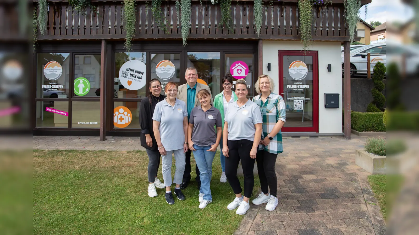 Die Caritas Pflegestation der KHWE ist innerhalb Bad Driburg umgezogen (von links): Pflegedienstleitung Barbara Helmes, Claudia Nahen (Pflegefachkraft), KHWE-Geschäftsführer Christian Jostes, Nelli Weimar (Pflegefachkraft), CPS-Bereichsleitung Nadine Schmitz, Alexandra Machholz (Pflegefachkraft) und Cornelia Hedwig (Verwaltungskraft). (Foto: KHWE)