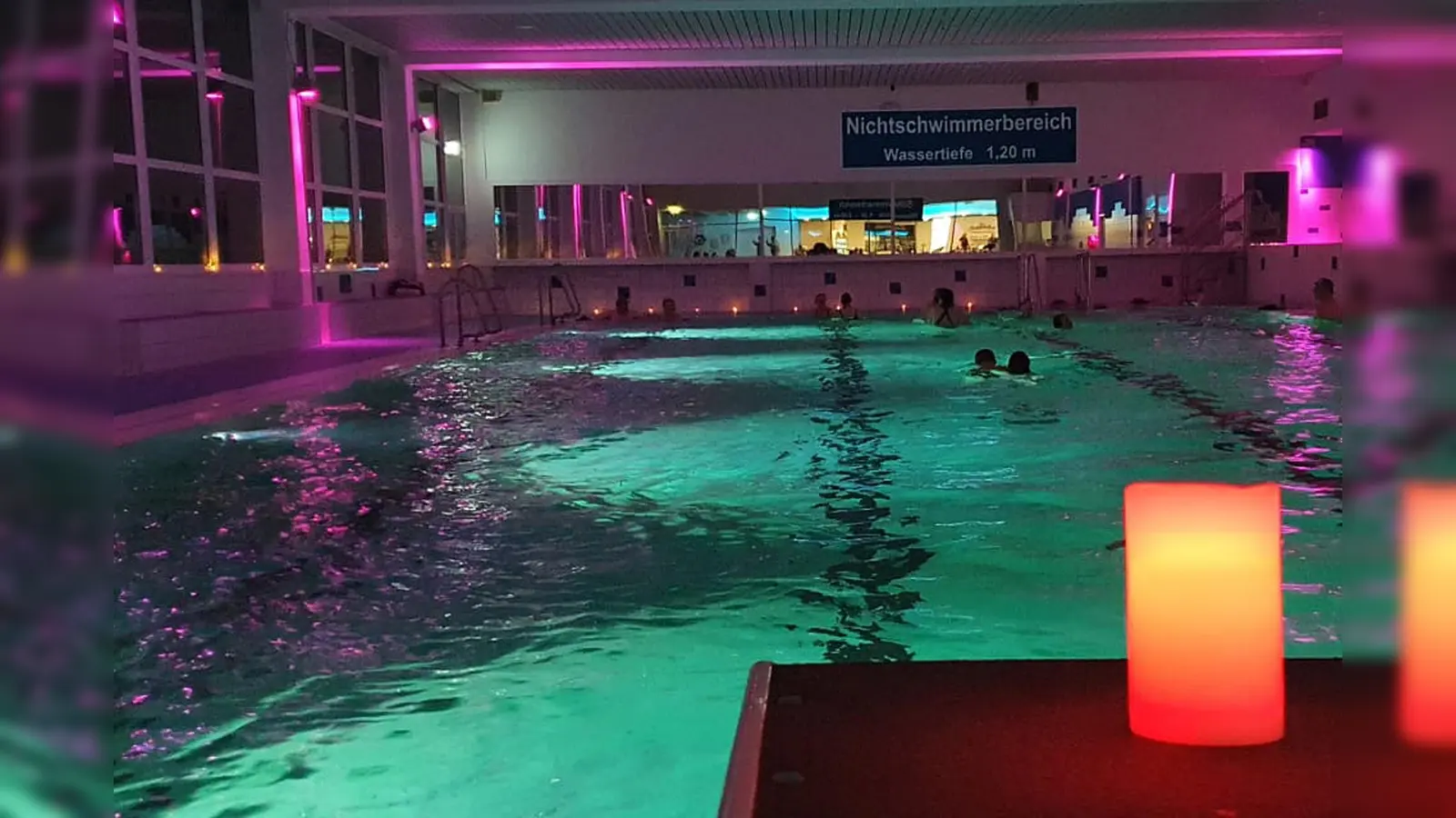 Im Hallen-Bad bei Kerzenlicht. (Foto: Stadt Brakel)