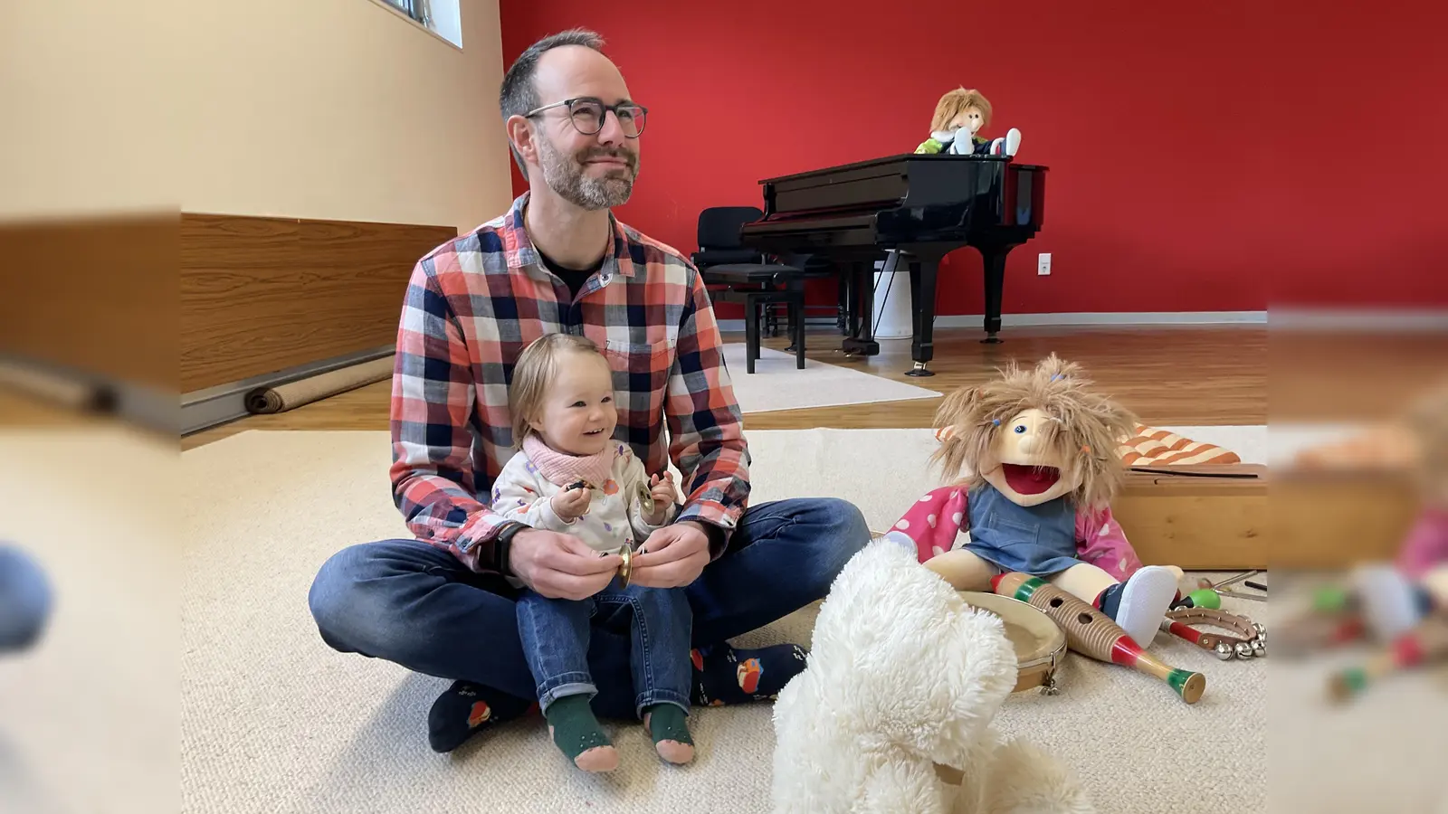 Jan Köhler und Tochter Mathilda erkunden gemeinsam in einem elementaren Angebot die Welt der Musik. (Foto: Musikschule Hofgeismar)