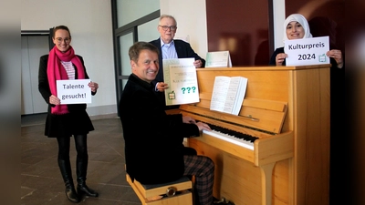 Wer gewinnt den Kulturpreis 2024? Auf zahlreiche Bewerberinnen und Bewerber freuen sich am Klavier Landrat Michael Stickeln und (v.l.) Kulturmanagerin Julia Siebeck, Kreisdirektor Klaus Schumacher kurz vor seinem wohlverdienten Ruhestand und Layla Youssef vom Kulturbüro des Kreises Höxter. (Foto: Kreis Höxter)