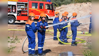 Feuerwehreinheiten sollten das imaginäre Großfeuer löschen.  (Foto: Peter Vössing)