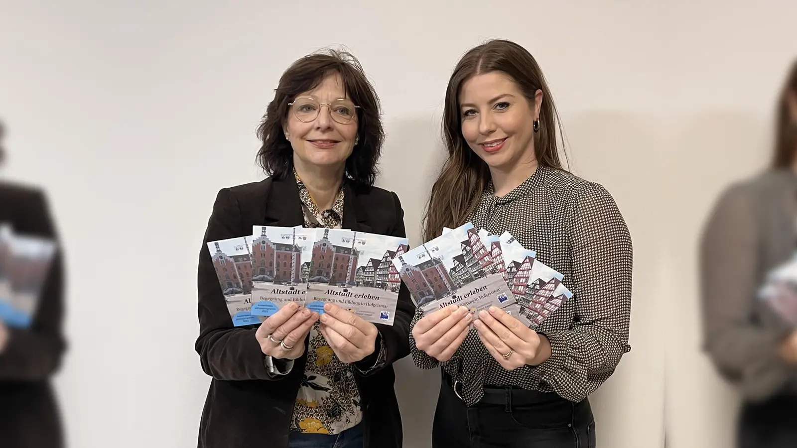 Sabine Wassmuth (l.), Quartier am Markt, und Felicia Toor, kommissarische Leiterin Bereich Pädagogion vhs Region Kassel. (Foto: Julia Sürder)
