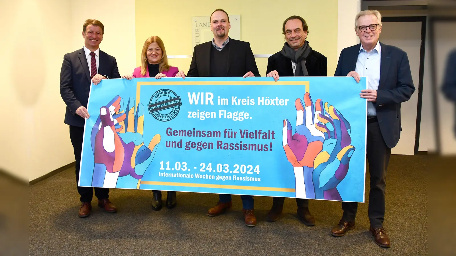 Der Kreis Höxter beteiligt sich wieder an der Aktion „Internationale Woche gegen Rassismus“ im März 2024. Dazu laden (v.l.) Landrat Michael Stickeln, Filiz Elüstü (Leiterin des Kommunalen Integrationszentrums Kreis Höxter), Dominic Gehle (Leiter der Abteilung Bildung und Integration des Kreises Höxter), Rüdiger Gleisberg (Kommunales Integrationszentrum) und Kreisdirektor Klaus Schumacher. (Foto: Kreis Höxter)