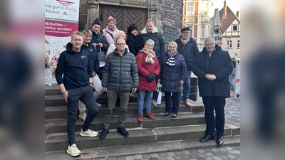 Herzlich Willkommen in Höxter: Bürgermeister Daniel Hartmann und die Vertreter der Bürgerstiftung Höxter begrüßten die neuen Bürgerinnen und Bürger der Stadt. (Foto: Bürgerstiftung Höxter)