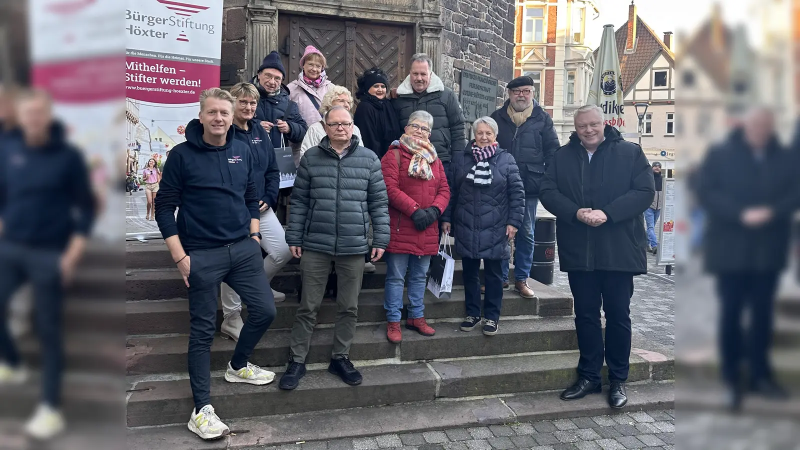 Herzlich Willkommen in Höxter: Bürgermeister Daniel Hartmann und die Vertreter der Bürgerstiftung Höxter begrüßten die neuen Bürgerinnen und Bürger der Stadt. (Foto: Bürgerstiftung Höxter)