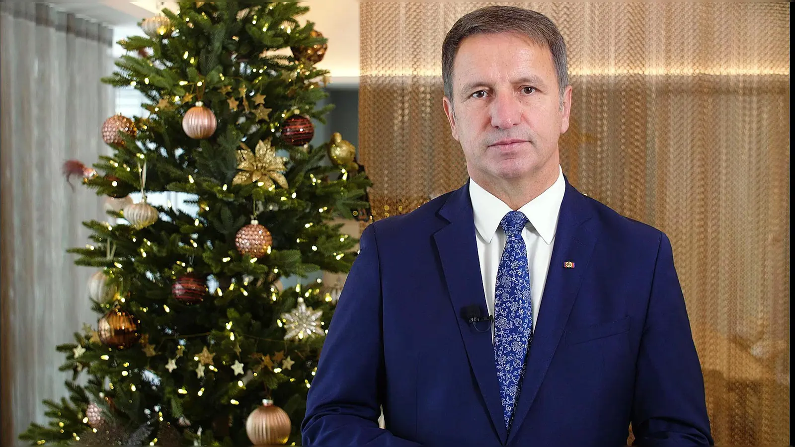 Aus dem Sankt Johannes Seniorenzentrum in Warburg, in dem auch Schwestern des Ordens der Salvatorianerinnen leben und arbeiten, wünscht Landrat Michael Stickeln in einer Video-Botschaft allen Menschen im Kreis Höxter ein gesegnetes Weihnachtsfest und einen guten Übergang in ein gesundes, glückliches und friedliches Jahr 2024.<br> (Foto: Kreis Höxter)