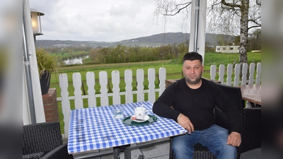 Akman Mahmut gefällt besonders der Ausblick von der Terrasse des Steinkrugs. (Foto: Marc Otto)
