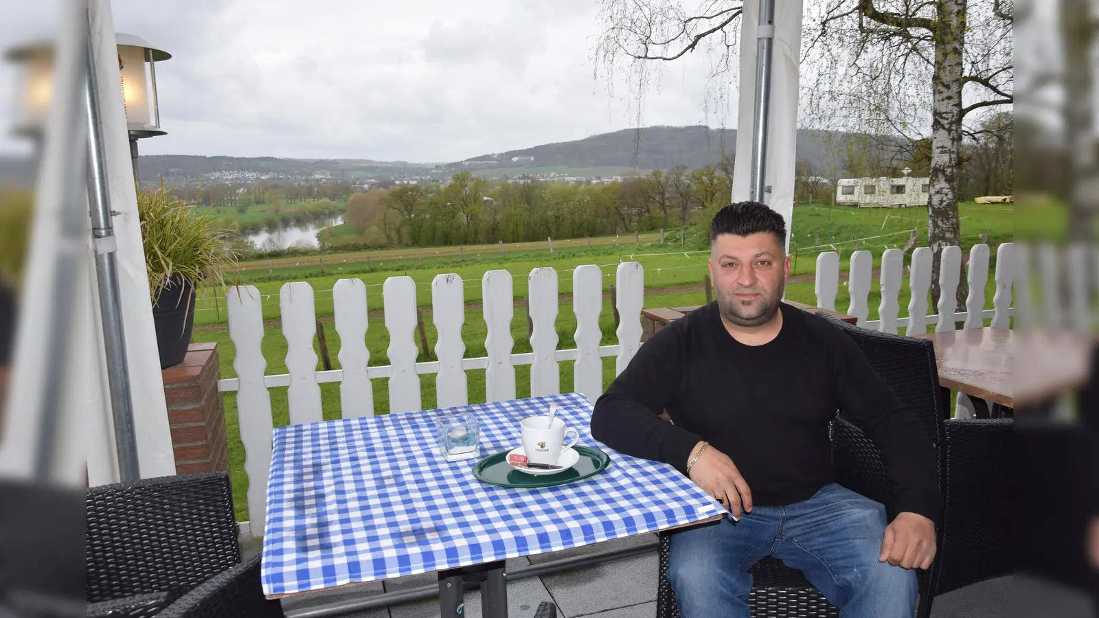 Akman Mahmut gefällt besonders der Ausblick von der Terrasse des Steinkrugs. (Foto: Marc Otto)