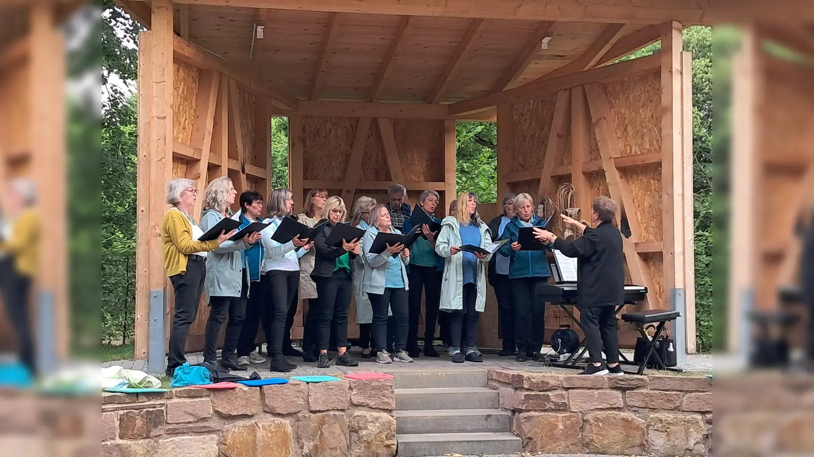 A-Cappella-Chor Fürstenberg singt im Schöpfungsgarten. (Foto: Judith Weber)