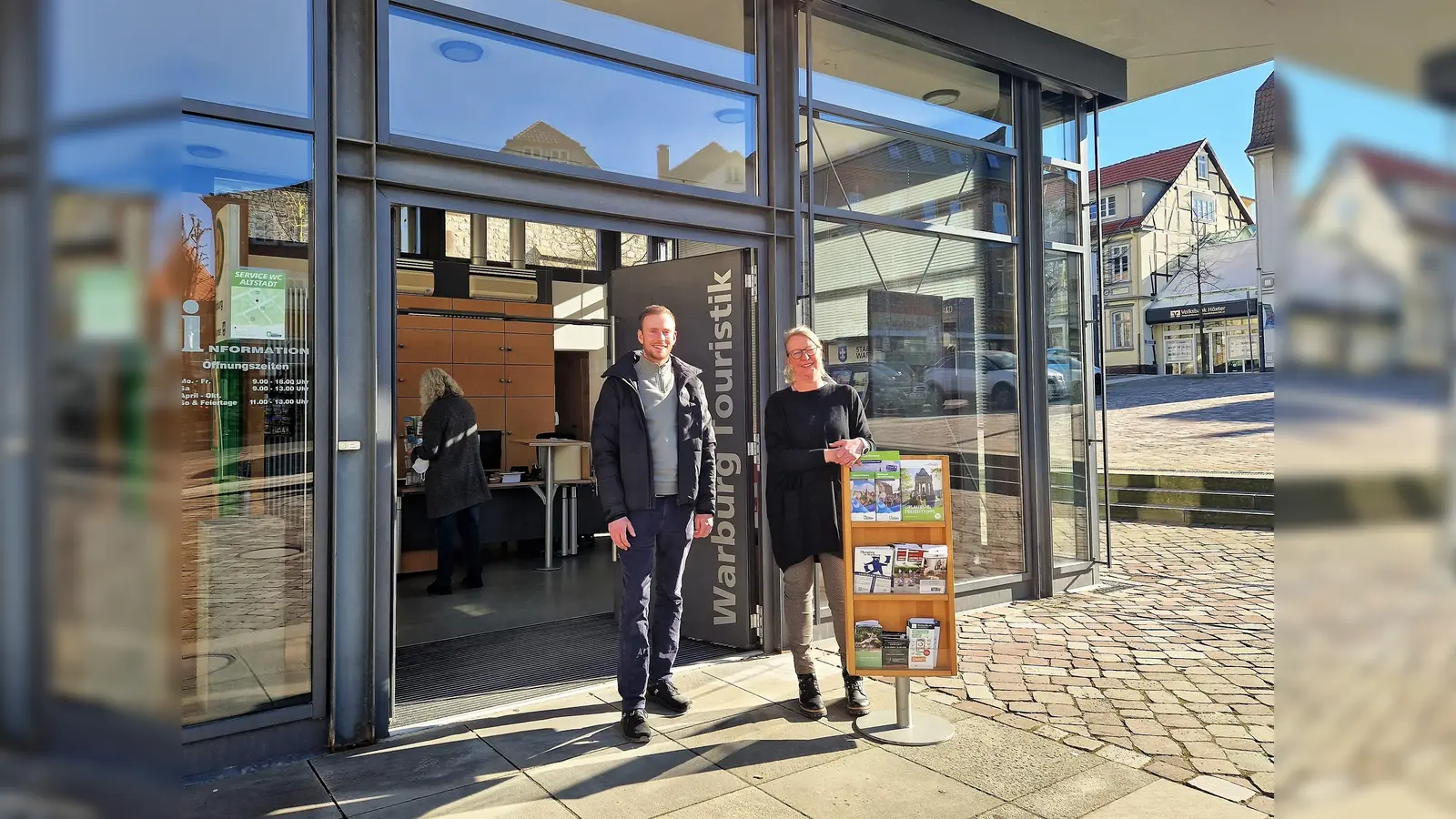 Lucas Simon (Touristiker Hansestadt Warburg) und Carmen Rütters-Engemann (Hansestadt Warburg, Tourist-Information) sind zufrieden mit dem vergangenen Tourismus-Jahr und freuen sich jetzt auf die Frühjahrs- und Sommersaison 2023. (Foto: Stadt Warburg)