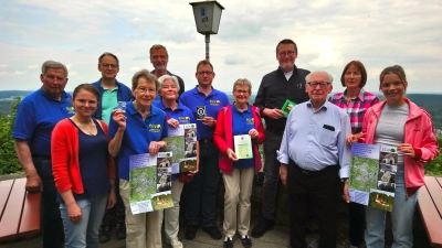 Mitglieder des Heimatvereins Bad Driburg e.V. und Sachsenklause-Senior-Chef Sohnius luden zum Pressegespräch auf die Iburg (vordere Reihe v.l.): Jessica Uhe, Annette Skrzipczyk, Irmgard Trompeter, Frank Willeke, Renate Mügge, Helmut Sohnius und Pauline Seifert, hintere Reihe (v.l.) Klaus Häber, Norbert Hillgemann, Dr. Ulrich Lenz, Dr. Burkhard Sievers und Elisabeth Sohnius. (Foto: Doris Dietrich)