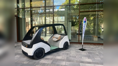 Vielleicht bald eine Mobilitätslösung für den ländlichen Raum: der Verein Neue Mobilität Paderborn (NeMo) stellt ihren Prototyp eines autonomen Shuttles in Nieheim vor. (Foto: NeMo)