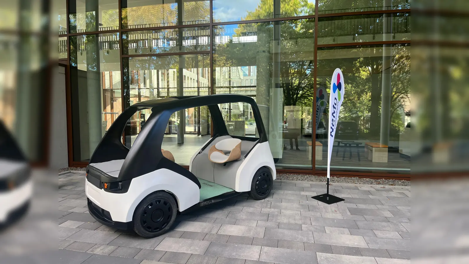 Vielleicht bald eine Mobilitätslösung für den ländlichen Raum: der Verein Neue Mobilität Paderborn (NeMo) stellt ihren Prototyp eines autonomen Shuttles in Nieheim vor. (Foto: NeMo)
