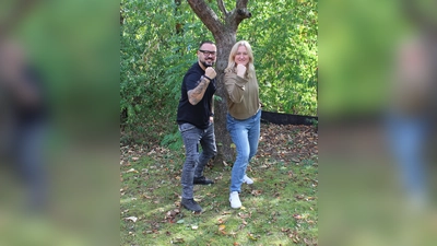 Sonja Hillebrand und Kevin Leimenkühler haben für die Vater-Sohn-Freizeit ein buntes Echte-Kerle-Programm entwickelt. (Foto: EKP/Oliver Claes)
