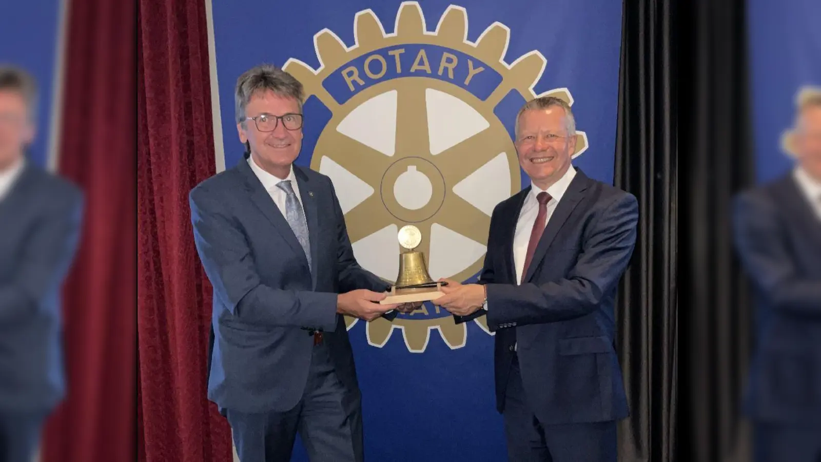 Dr. Eckhard Sorges (links) übernimmt die rotarische Glocke von Achim Frohss. (Foto: privat)
