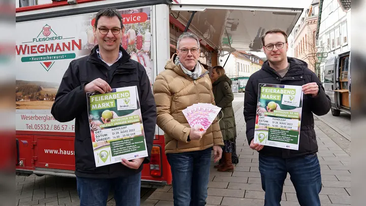 (v. l.) Michael Bunne (Werberingvorsitzender), Peter Frischemeier (Geschäftsführer) und Alexander Kleinschmidt (Wirtschaftsförderung Stadt Brakel) kündigen den Feierabendmarkt in Brakel an, der am 28.03. im „Hanekamp“ stattfindet.<br> (Foto: Werbering Brakel)