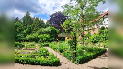 Bauerngarten an der Stadtmauer (Foto: Touristik-Information Uslar)