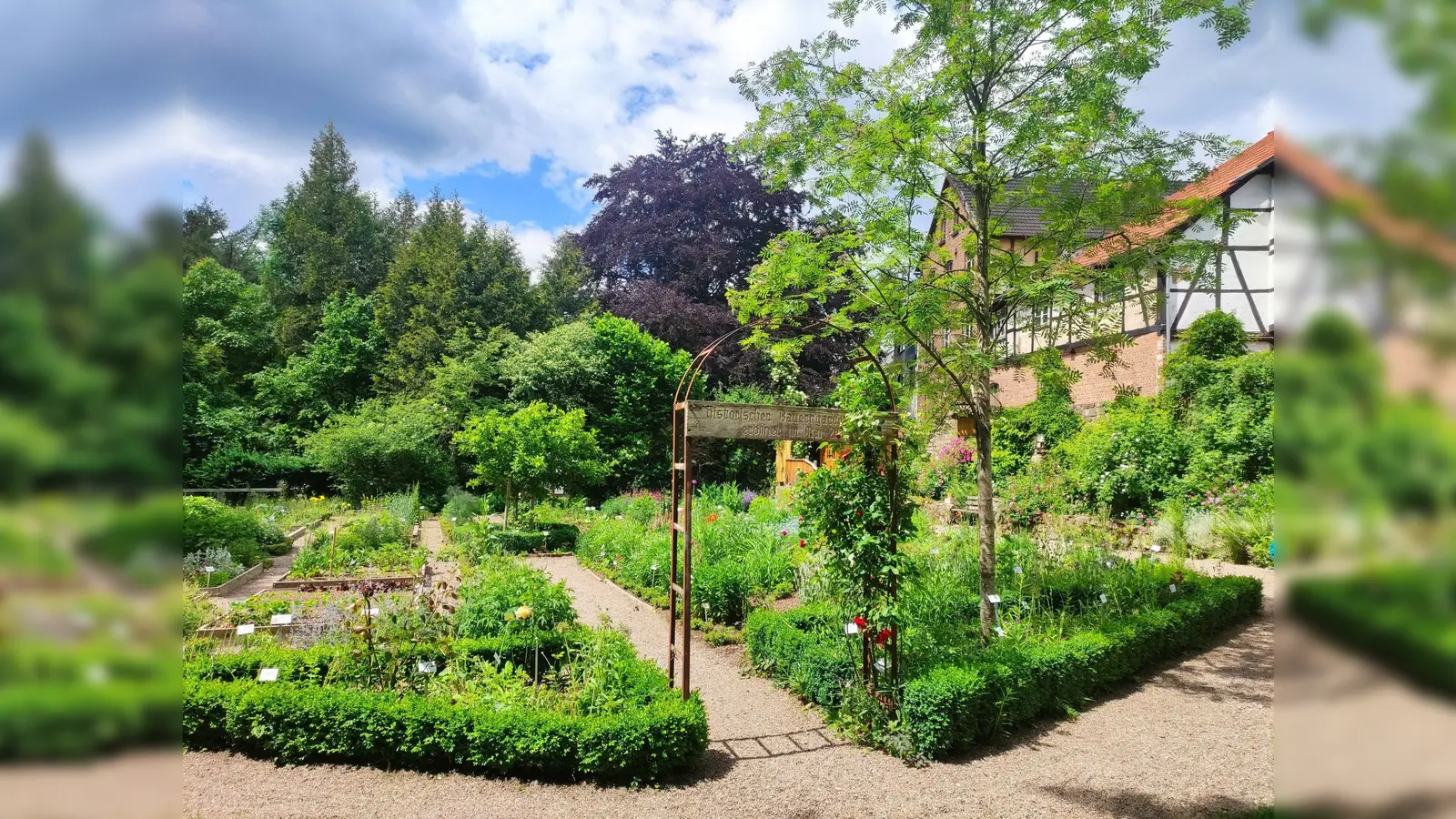 Bauerngarten an der Stadtmauer (Foto: Touristik-Information Uslar)