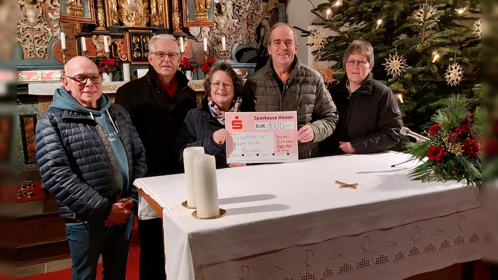 Peter Danielmeyer (v. l.), Johannes Fähnrich und Brigitte Preuß von „be voices“ übergaben die Spende an Michael Saalfeld, Doris Disse von „Tischlein deck dich“. (Foto: be voices)