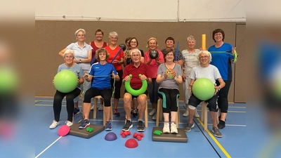 Die Gruppe „Gesundheitssport im Alter“ mit (rechts stehend) Übungsleiterin Silke Lücke und (sitzend 2. von links) Übungsleiterin Ute Range. (Foto: privat)