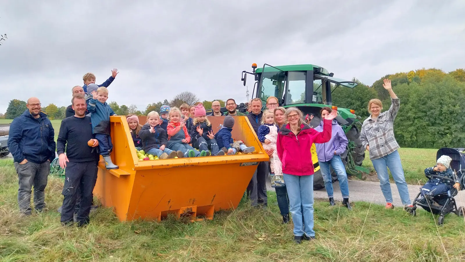 In Fürstenau nahm der heimische Kindergarten die Heimatapfel-Ernte in die Hand. (Foto: Nadine Ruhoff)