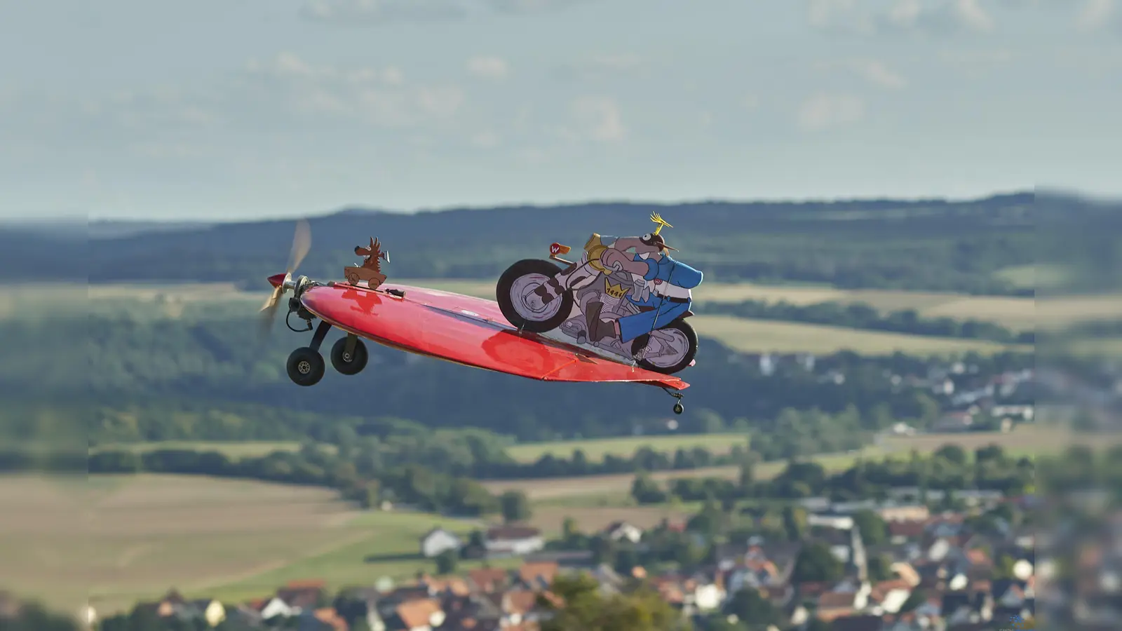 Selbst Igel in Bollerwagen und kultige Motorradfahrer zeigten auf dem Hölleberg, dass sie fliegen können. (Foto: Stefan Bönning)