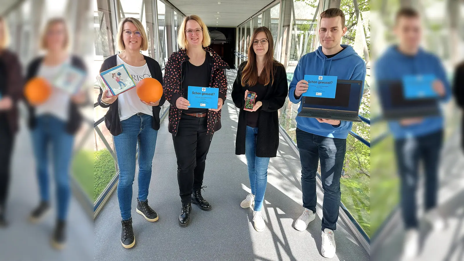 Freuen sich auf die sechs Online-Reihen des neuen Eltern- und Erziehungsratgebers „Schon gewusst?“ (v.l.): Petra Huppert-Buch, Sandra Wegener, Deborah Scherf sowie Steffen Brinkmann. (Foto: Kreis Höxter)