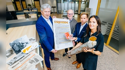 Ansgar Käter (v. l.), Vorstandsvorsitzender der VerbundVolksbank OWL eG, Heinz-Hermann Doninger, früherer Bankvorstand in Be-verungen, Philipp Driehorst, Leiter BeratungsCenter Beverungen, und Ina Kreimer, Vorstandsmitglied der VerbundVolksbank OWL eG, mit der extra für die Zeitkapsel gestalteten Urkunde aus dem Jahr 1976. (Foto: Volksbank)