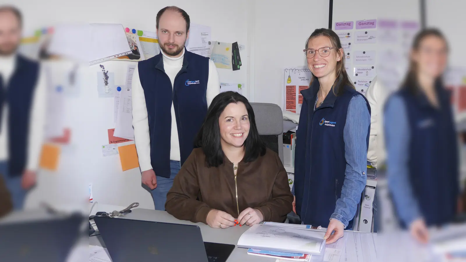 Sportjugend-Vorsitzende Jennifer Janele (rechts) und Moritz Kremer vom Kreissportbund besprechen mit Sarah Austermühl Termine für die Aktion „FerienZEIT“. (Foto: Burkhard Schwannecke)