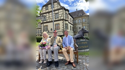 Der Kreis Höxter trauert um den Generalhonorarkonsul a.D. Manfred O. Schröder – hier mit seiner Ehefrau Helga beim Besuch von Landrat Michael Stickeln am Wasserschloss Neuenheerse im Jahr 2022. (Foto: Kreis Höxter)
