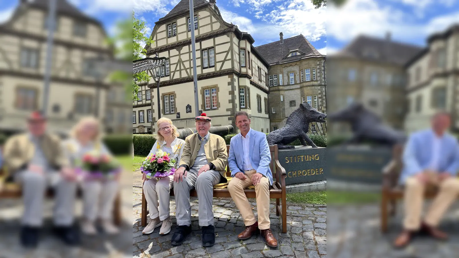 Der Kreis Höxter trauert um den Generalhonorarkonsul a.D. Manfred O. Schröder – hier mit seiner Ehefrau Helga beim Besuch von Landrat Michael Stickeln am Wasserschloss Neuenheerse im Jahr 2022. (Foto: Kreis Höxter)