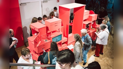Bei der Ausstellungseröffnung. (Foto: Maria Athens)