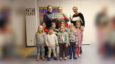 Bei der Ev. KiTa „Groß für Klein“ Beverungen freuten sich (v.l.): Silke von Mansberg, Tina Aydin (Förderverein), Sonja Krauke (KiTa-Leitung), Lina, Lukas, Almira, Ally, Helene, Mikail, Paula und Marten. (Foto: privat)