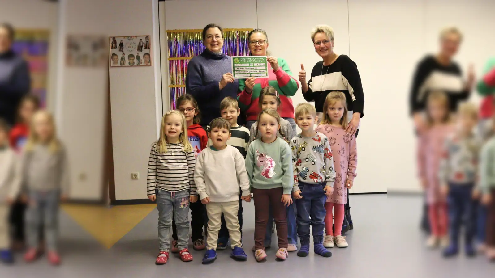 Bei der Ev. KiTa „Groß für Klein“ Beverungen freuten sich (v.l.): Silke von Mansberg, Tina Aydin (Förderverein), Sonja Krauke (KiTa-Leitung), Lina, Lukas, Almira, Ally, Helene, Mikail, Paula und Marten. (Foto: privat)