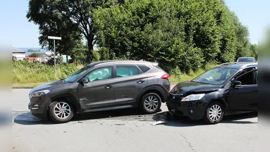 Beide Autos mussten abgeschleppt werden. (Foto: Foto: Polizei)