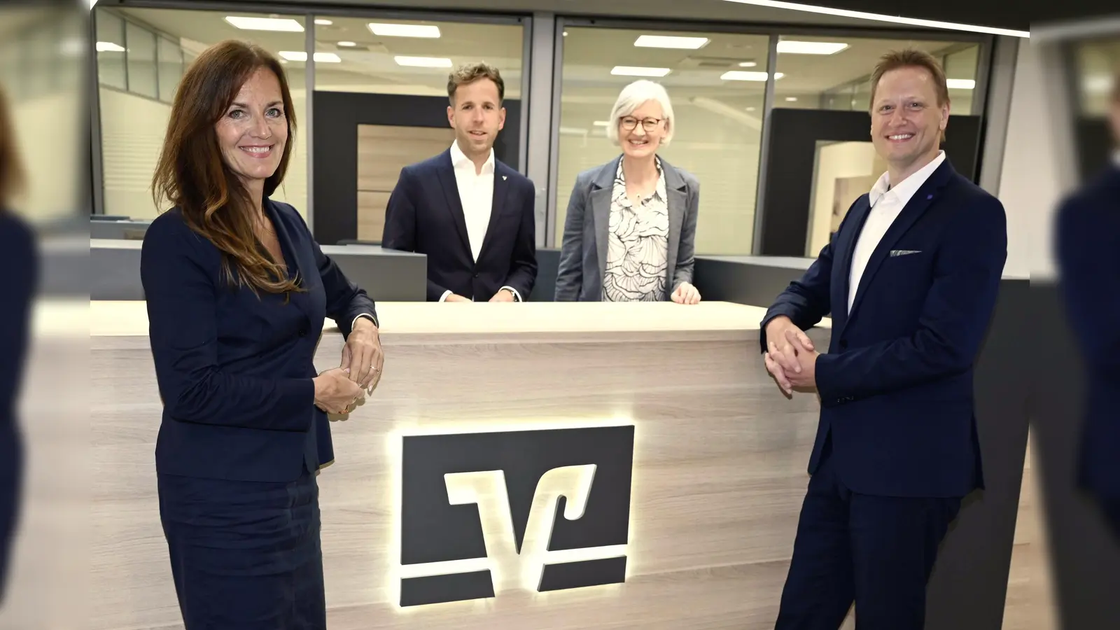 Philipp Driehorst (2. v. l.) übernimmt die Verantwortung für das BeratungsCenter Beverungen, während Brigitte Kutz (2. v. r.) nun die Filiale Peckelsheim leitet. Ina Kreimer, Vorstandsmitglied der VerbundVolksbank OWL eG, und Michael Dressler, Regionalleiter der Volksbank Höxter, wünschen beiden viel Erfolg für ihre künfti-gen Aufgaben. (Foto: ANDREAS KRUKEMEYER KRUKEMEYER.COM)
