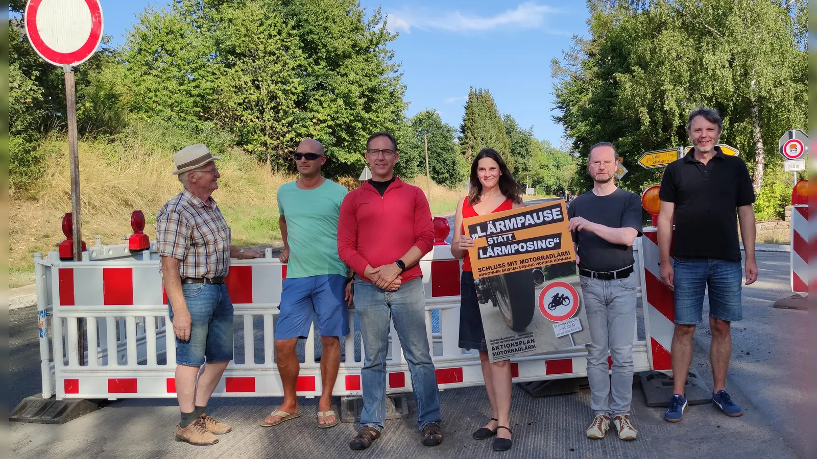 An der Baustelle in Amelith: Mitglieder des Vereins Motorradlärm Weserbergland e.V. und Anwohner der B241, Landtagskandidat Dr. Andreas Kroll (3. v.l.). (Foto: privat)