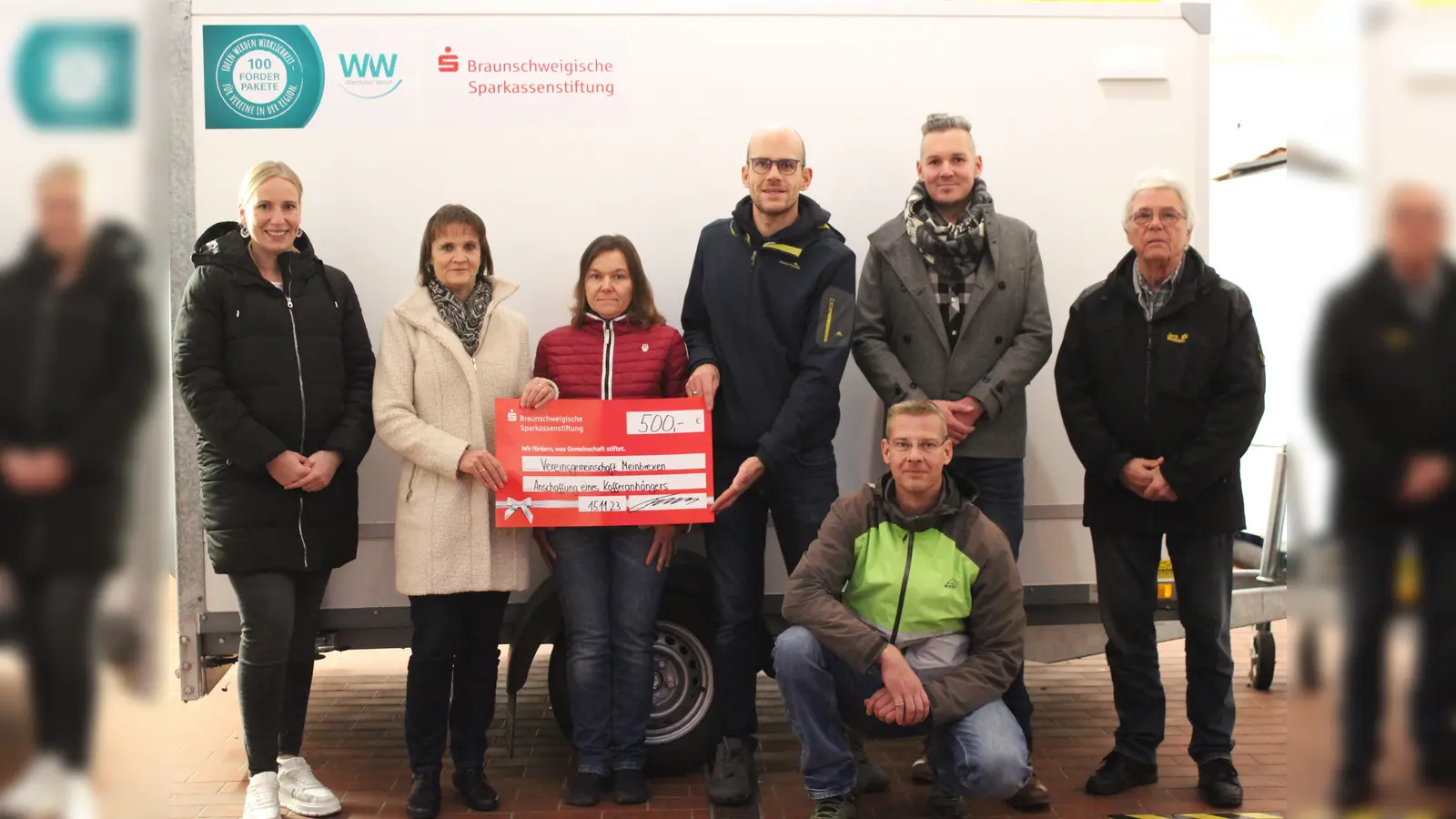Vertreter der Vereinsgemeinschaft und der Spender vor dem Anhänger.  (Foto: Vereinsgemeinschaft Meinbrexen)
