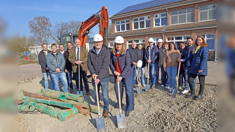 Die Projektbeteiligten freuen sich auf den Baustart, Bürgermeister Alexander Kleinschmidt (vorne links) und Schulleiterin Sabine Bielemeier, beim symbolischen Spatenstich. (Foto: Stadt Brakel)