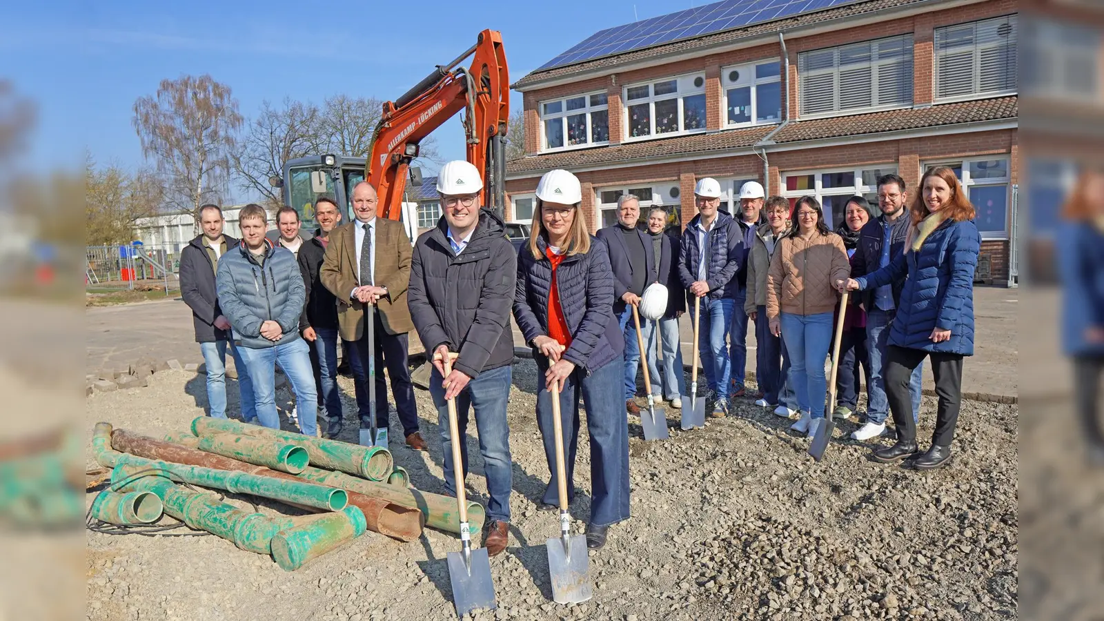 Die Projektbeteiligten freuen sich auf den Baustart, Bürgermeister Alexander Kleinschmidt (vorne links) und Schulleiterin Sabine Bielemeier, beim symbolischen Spatenstich. (Foto: Stadt Brakel)